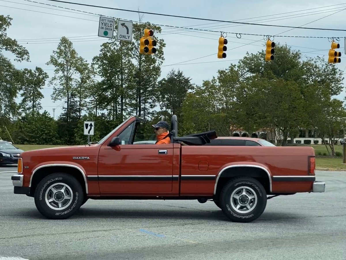 BoziTatarevic's tweet photo. Brother spotted a fairly rare truck today. https://t.co/yVBSH7yb9f