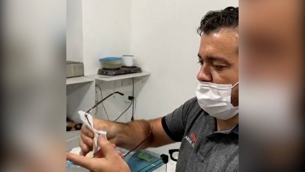 jornalextra's tweet photo. Saiba como desembaçar os óculos ao usar máscara para se proteger do coronavírus https://t.co/72mcULeZet https://t.co/GcmE9yoRPc