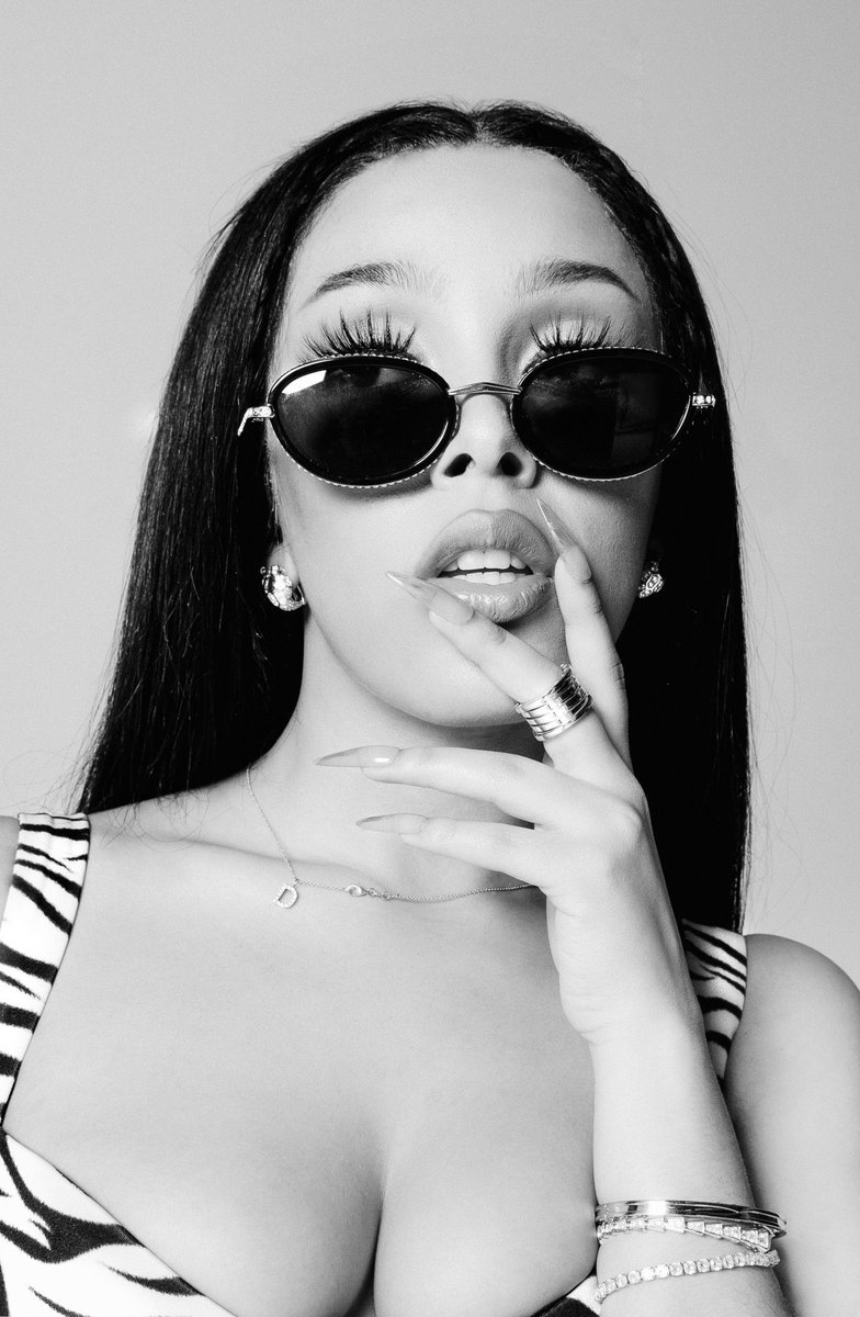 NewestMagazine's tweet photo. Doja Cat for V Magazine https://t.co/X6ddalhHsy