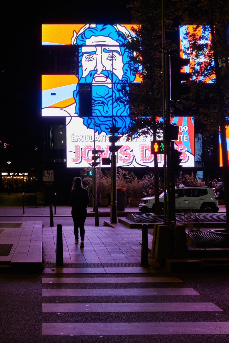 rosenstech's tweet photo. #Paris13 #building #reflections #fujifilm #fujifilm_xseries #evening #photography #streetphotography #urbanphotography #x100f #citylife #citylight #silhouette https://t.co/WrpiFkfUE0