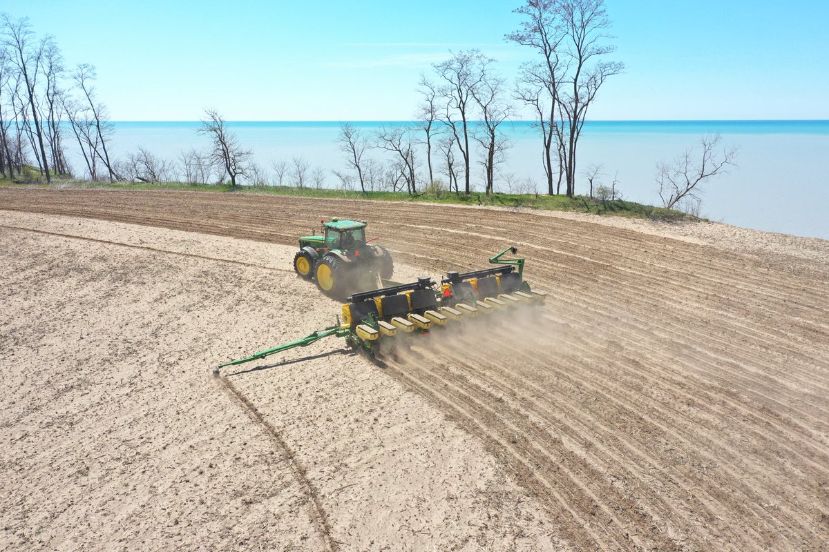 hollyloucas's tweet photo. Pretty cool pic!  ⁦Planting ⁦@PioneerSeedsCA⁩ P0306AM @Pasztor79⁩ ⁦@apasztor82⁩ ⁦@JohnDeere⁩ ⁦⁦@BradMacpherson2⁩ https://t.co/U7PANTzlar