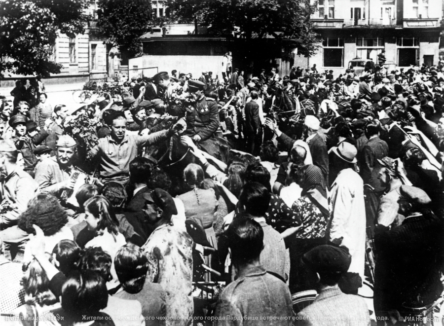 #Ерёменко45 Уже в последние дни войны американские авиация и артиллерия целенаправленно уничтожали промышленный потенциал Чехословакии. Целые города и сёла, с территории которых немцы стреляли по американским войскам и где не было вообще никаких военных объектов, уничтожались.