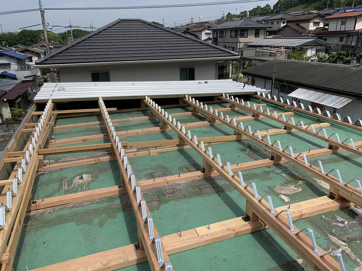 広島県で雨樋屋根外壁の雨漏り修理してます大下板金所大下 寛明 防水屋根の上に 板金屋根できます 広島県府中市 福山市 尾道市 三原市 世羅 福山市新市町 福山市駅家町 福山市神辺 雨漏り 雨樋 雨水 雨音 大下板金所 カエル リフォーム