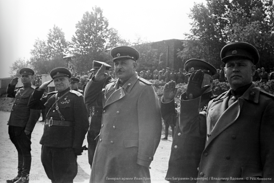 #Баграмян45 Каждое утро я по привычке просыпаюсь задолго до рассвета и первым делом вызываю к себе оперативного дежурного с докладом о событиях, происшедших в войсках за ночь. Но ничего чрезвычайного уже, естественно, не происходит, и тревожное напряжение постепенно ослабевает.