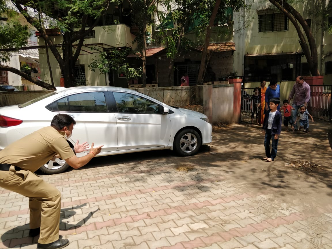 'Come home, Baba!': says the 8-year old Kanha on his birthday to his father  @AutiVijaykumar of @AbadCityPolice. Mr Auti, part of Aurangabad Smart City Covid-19 Task Force, is unable to hug his son so he gestures from far. 
Stay home, Aurangabad. Mr Auti can't. #HeroesOfCovid19