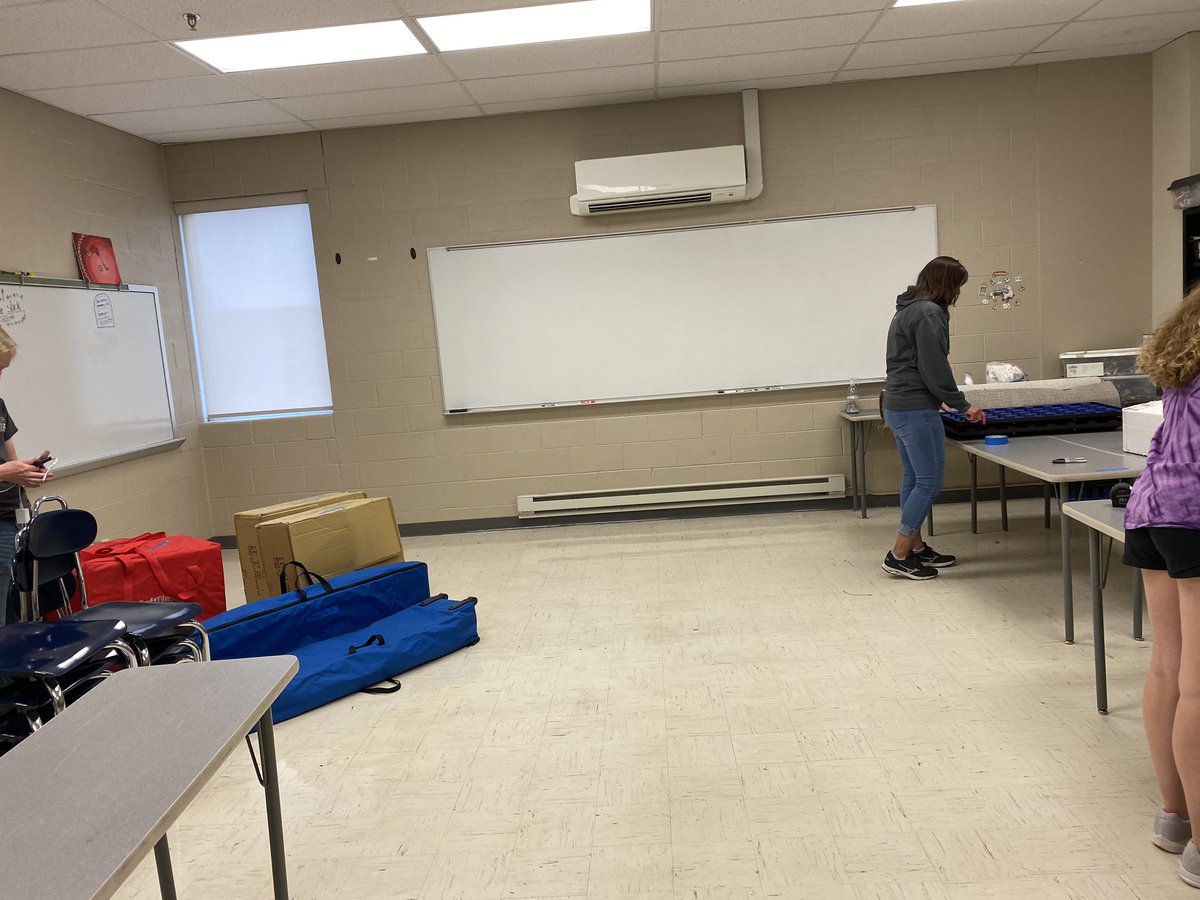 thndrstrck11384's tweet image. It’s bittersweet as some of the seniors clean out the robotics room for the last time today #yayrobotics #ClassOf2020