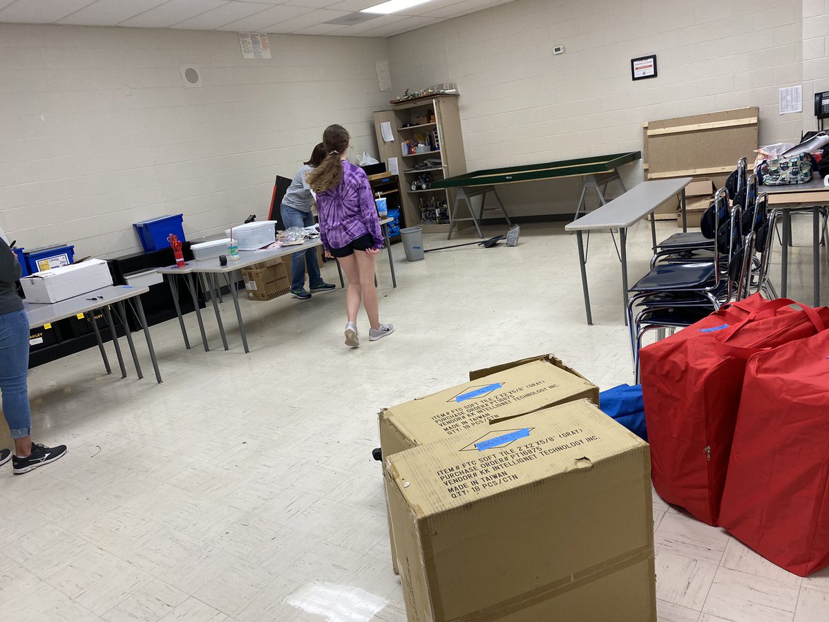 thndrstrck11384's tweet image. It’s bittersweet as some of the seniors clean out the robotics room for the last time today #yayrobotics #ClassOf2020