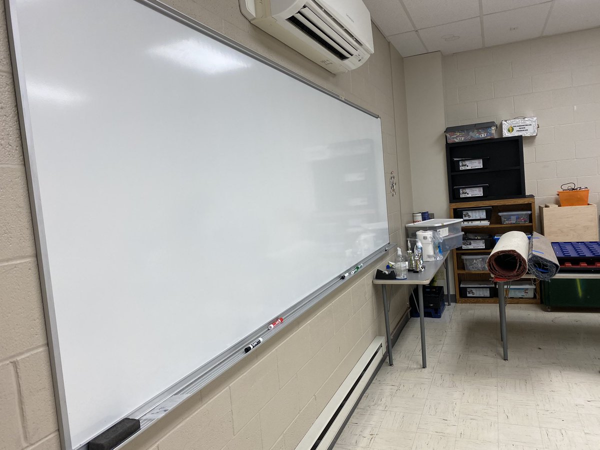thndrstrck11384's tweet image. It’s bittersweet as some of the seniors clean out the robotics room for the last time today #yayrobotics #ClassOf2020