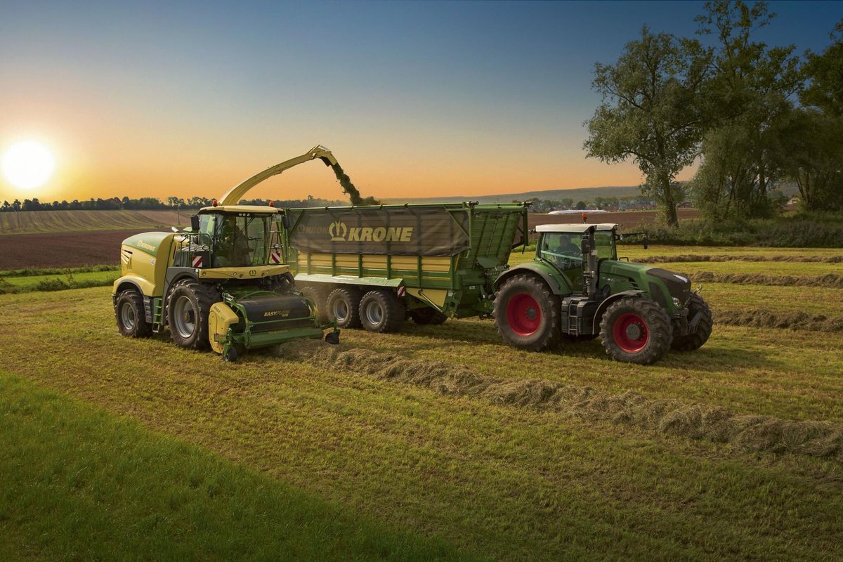 Was für ein Ausblick! KRONE BiG X 680 beim Grashäckseln. 😍 Wie weit seid ihr mit eurer Ernte? Zeigt uns euer Bild!
