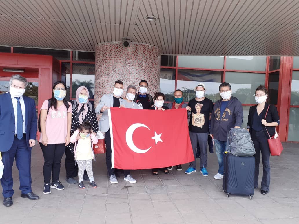 yavuzselimkiran's tweet photo. Film sahnesi değil gerçek!...

Küba, 
Jamaika, 
Bahamalar,
Cayman Adaları,
St. Vincent ve Grenadinler,
Dominik Cumhuriyeti...

Tarihe geçen operasyonla buralardaki 154 vatandaşımız ve diğer ülkelerin 81  vatandaşını ülkemize, ülkelerine kavuşturuyoruz. 

#ÜlkemleGururDuyuyorum 🇹🇷 https://t.co/Mka5yBlKNF