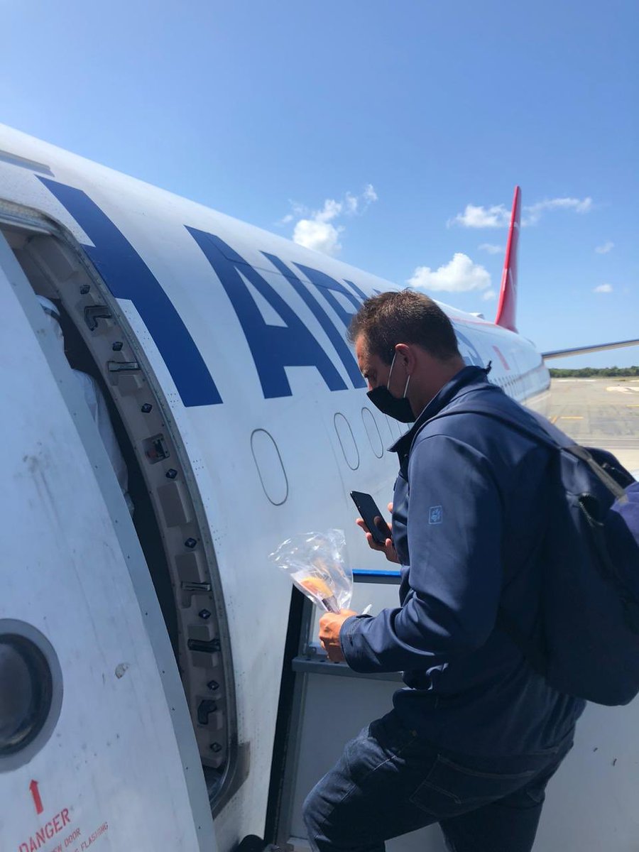 yavuzselimkiran's tweet photo. Film sahnesi değil gerçek!...

Küba, 
Jamaika, 
Bahamalar,
Cayman Adaları,
St. Vincent ve Grenadinler,
Dominik Cumhuriyeti...

Tarihe geçen operasyonla buralardaki 154 vatandaşımız ve diğer ülkelerin 81  vatandaşını ülkemize, ülkelerine kavuşturuyoruz. 

#ÜlkemleGururDuyuyorum 🇹🇷 https://t.co/Mka5yBlKNF