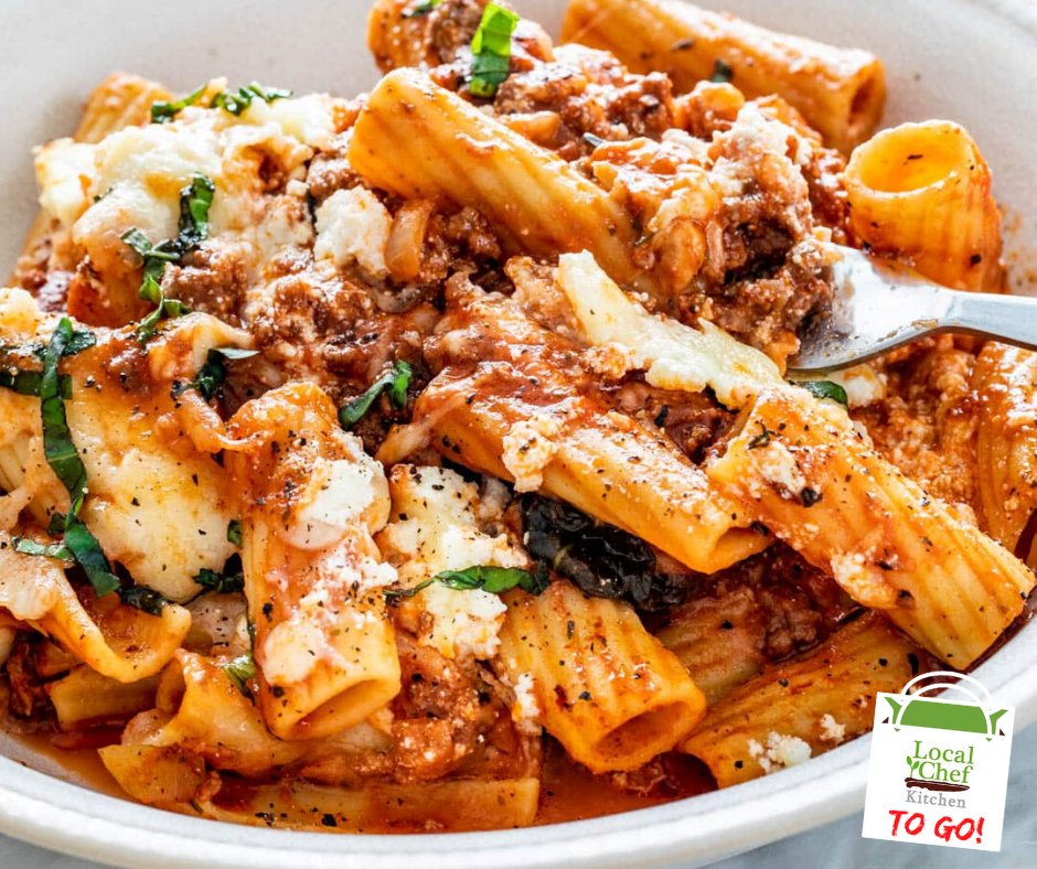 LocalChefStL's tweet photo. Another one of your family's favorites! 🥗 🥖
LCK FAMILY MEAL DEAL: Lunch/Dinner for 4
Baked Rigatoni with Heritage Pork Marinara Sauce &amp; Blended Italian Cheeses 
Mixed Greens Salad &amp; House-made Bread with Garlic Butter $49.99
Please call 30+ min. prior to pick up. #314together https://t.co/zMNckCz7Ds