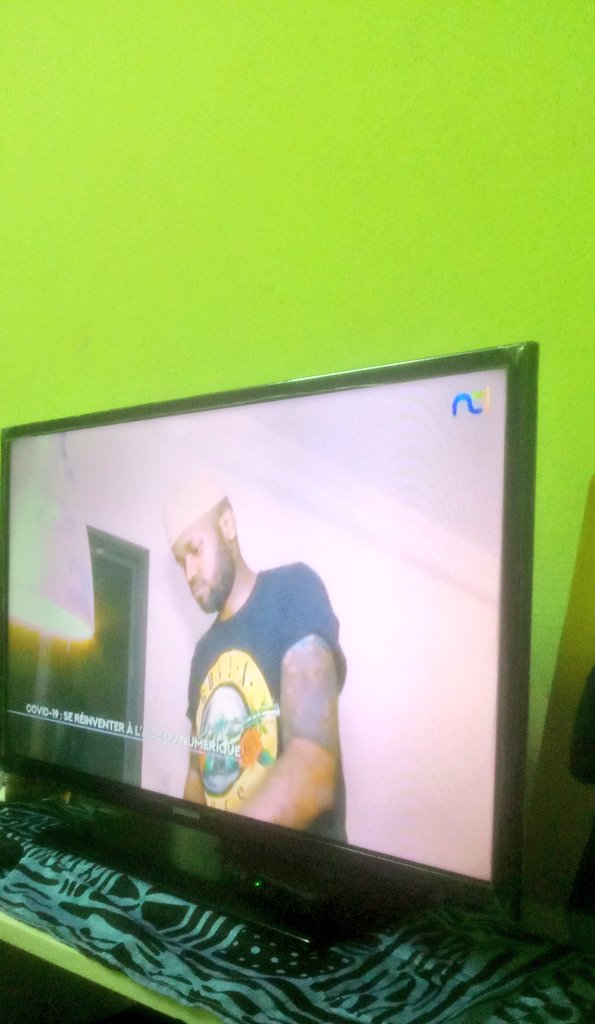 BonasFotio's tweet photo. COVID19 : se réinventer à l'aide du numérique. Reportage illustré avec le Seigneur des platines @Jeunelio🇨🇲 sur @NCI_Television
#cplusHD https://t.co/a8ow5WWvvA