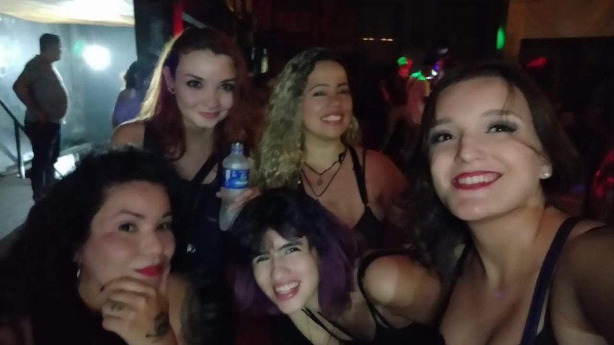 Saudade de um tumulto, né minha filha?

Aqui a foto que a <a href="/OiJulieSousa/">Julie Sousa</a> achou no Google! Parte da gang (faltou a Nats e a Angela) na festa Ordinária, Centro do Rio.
E chamamos a nossa parça <a href="/vivian_paixao/">Vivian Paixao</a> do podcast <a href="/LinguaLivre/">Língua Livre</a> pro furdunço! ♥️😎