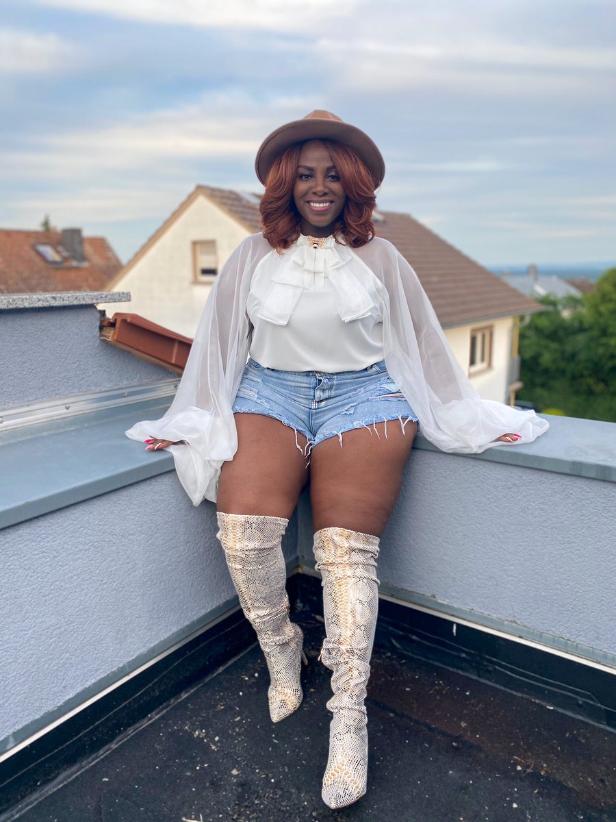 pinkthronestyle's tweet photo. Well it’s not quite summer yet But definitely a look for an all white party. Watch me while I’m #unbothered💅🏾💁🏾♀️ #unbotheredcurves #TOCN #fullfiguredfierce #plussize #plusfashion #thickthighs
#fullfiguredfashion #plusmodelmag https://t.co/CC6LyLiKpo