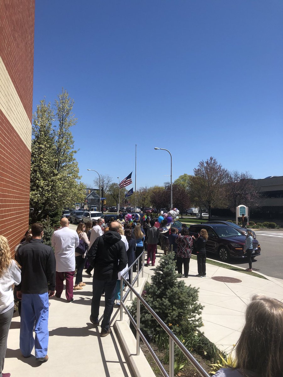 JHillengass's tweet photo. Feels like the whole hospital ⁦@RoswellPark⁩ is celebrating our amazing #myeloma patient who survived #COVIDー19 with 5 weeks of intubation - praise the Lord. ⁦@RoswellStrong⁩ https://t.co/yZChiGhwze