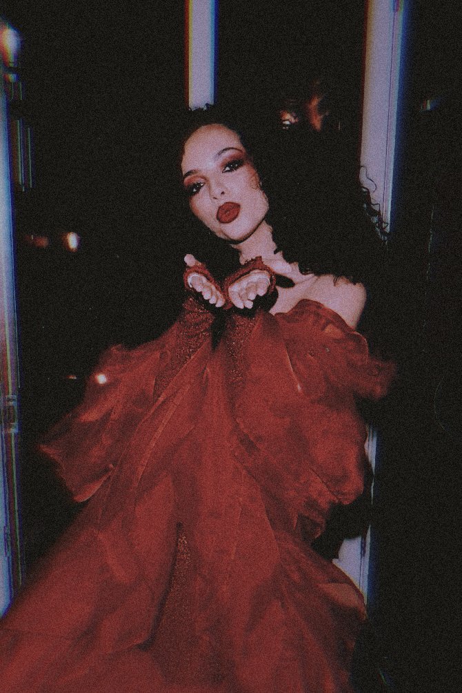 Jade Thirlwall as idols of the 1980s; a thread