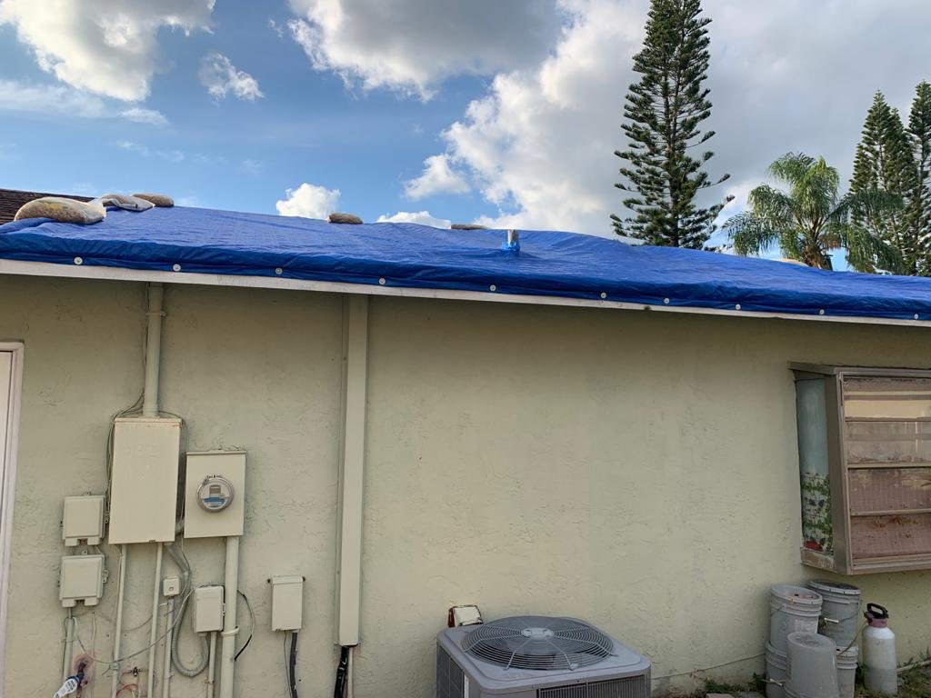 everprosofla's tweet photo. In Florida, roof damage can come from several causes. While safety should be your primary concern, avoiding secondary damage should be next. Our professionals provide emergency roof tarp installation to prevent further damage! 🏡 #EverProRestoration https://t.co/Ynd0bzeesv