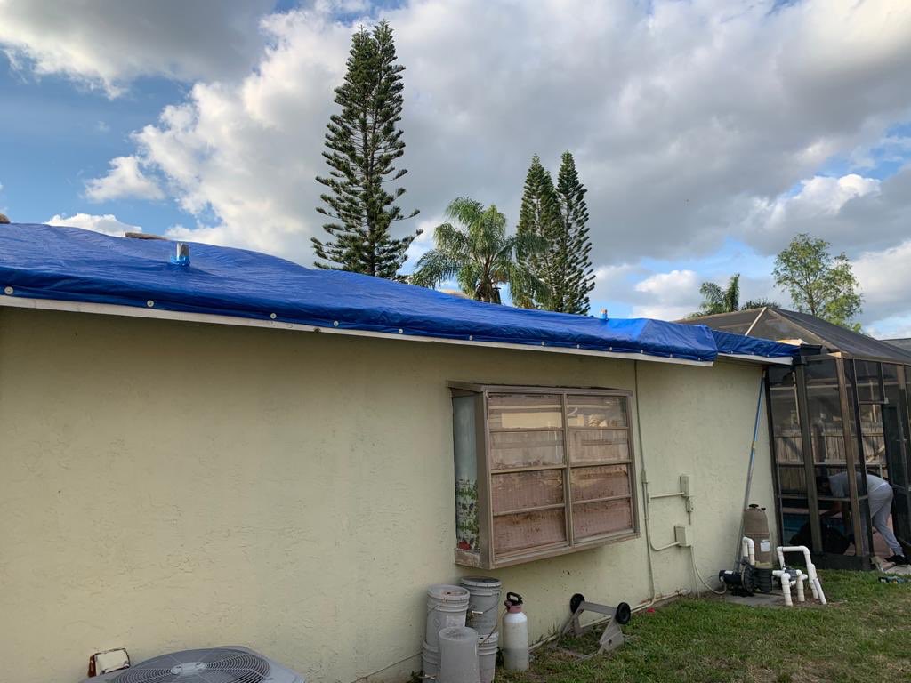 everprosofla's tweet photo. In Florida, roof damage can come from several causes. While safety should be your primary concern, avoiding secondary damage should be next. Our professionals provide emergency roof tarp installation to prevent further damage! 🏡 #EverProRestoration https://t.co/Ynd0bzeesv