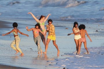 skzscoups's tweet image. the way harry used all body types in the #WatermelonSugar mv to promote body positivity &amp;gt;&amp;gt;&amp;gt;