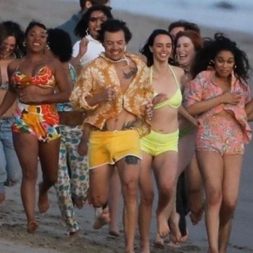 skzscoups's tweet image. the way harry used all body types in the #WatermelonSugar mv to promote body positivity &amp;gt;&amp;gt;&amp;gt;