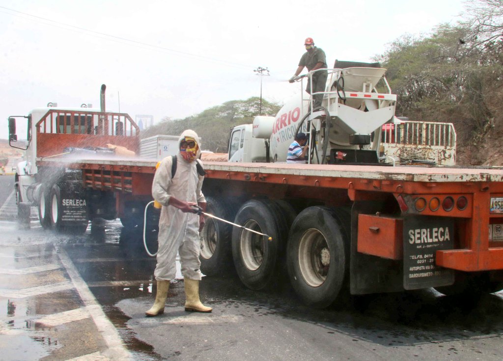 gestionperfecta's tweet photo. #13May Desarrollamos 5ta Jornada Nacional de Desinfección desde el Peaje El Cardenalito de Barquisimeto estado Lara. Trabajo en conjunto con @Barrio_Tricolor, asegurando la limpieza e higiene de las arterias viales y vehículos. #VenezuelaConcienciaProductiva https://t.co/oVOBIzFmeh