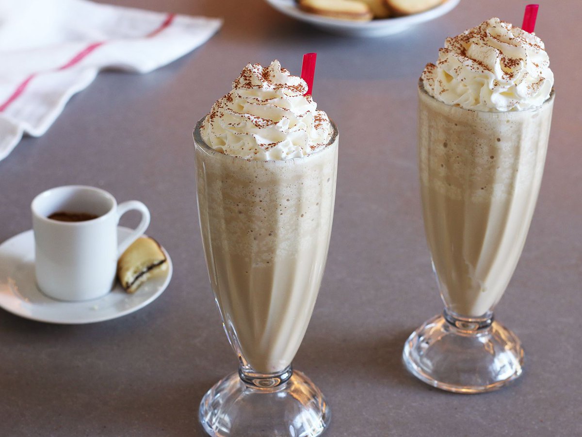 ToddWilbur's tweet photo. Copycat Olive Garden Frozen Tiramisu. A boozy dessert in a glass that tastes just like the coffee-flavored Italian dessert tiramisu. #RecipeOfTheDay 👇
https://t.co/1P9tbJypGm
#adultmilkshake #olivegarden https://t.co/JLTHFJmOux