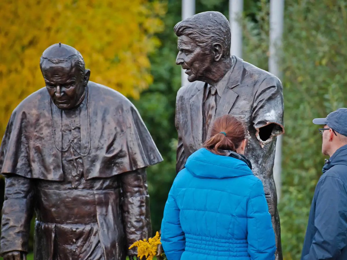 Ronald reagan and the old Pope in Gdansk, Poland!Thankfully, brave heroes have cut off his arms! I like it!