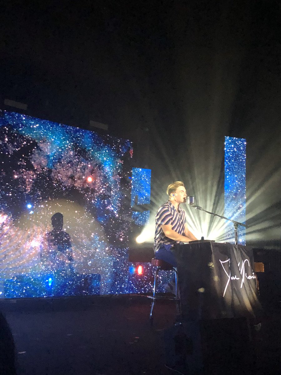 jennuhmasters's tweet photo. @JesseMcCartney We miss you more 💞#resolutiontour https://t.co/oot1tvbISl