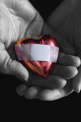 Artık
elini tutamayacak kadar senden uzaklaşmış olanı,

Duâlarından
azâd etmen gerektiğini anladığın vakit

Göğsünde tüten
son kıvılcımda sönmüş demektir...
.
.
.