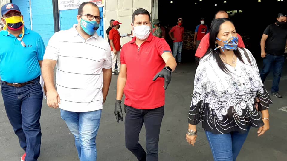 MercalOficial's tweet photo. #EnCarabobo | @LeonelRuizPsuv
alcalde de @AlcaDiegoIbarra junto al jefe estadal Marcos Campos realiza acompañamiento  desde el Centro de Acopio Guacara de @MercalCarabobo_ a despacho de beneficios Clap 
#VenezuelaConcienciaProductiva https://t.co/nLJpMCDHsB