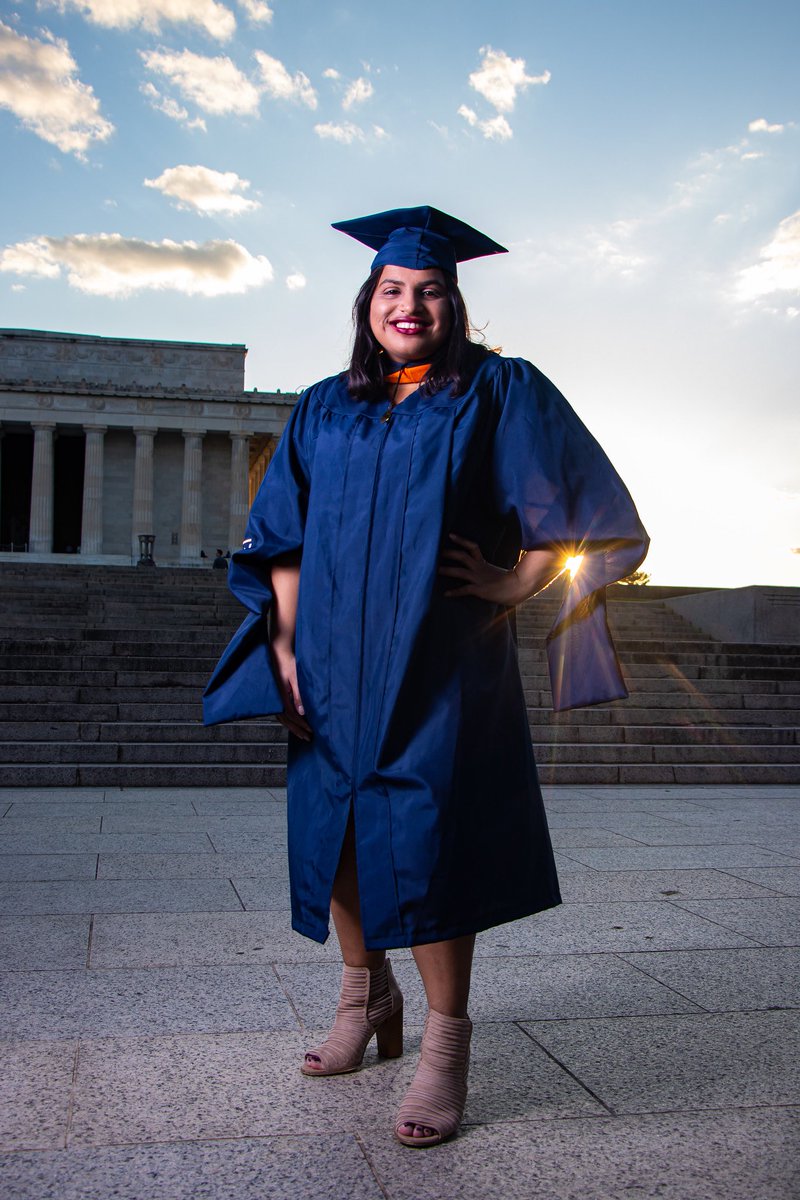 DerreqPlayer's tweet photo. I saw her and her friend having a hard time with grad pics on their phone and offered them a free shoot while I waited for my client. The email she gave me isn’t working and I’d hate for her to not get these photos😭😭. Help me find her Twitter do your thing https://t.co/InLwYyWCPi