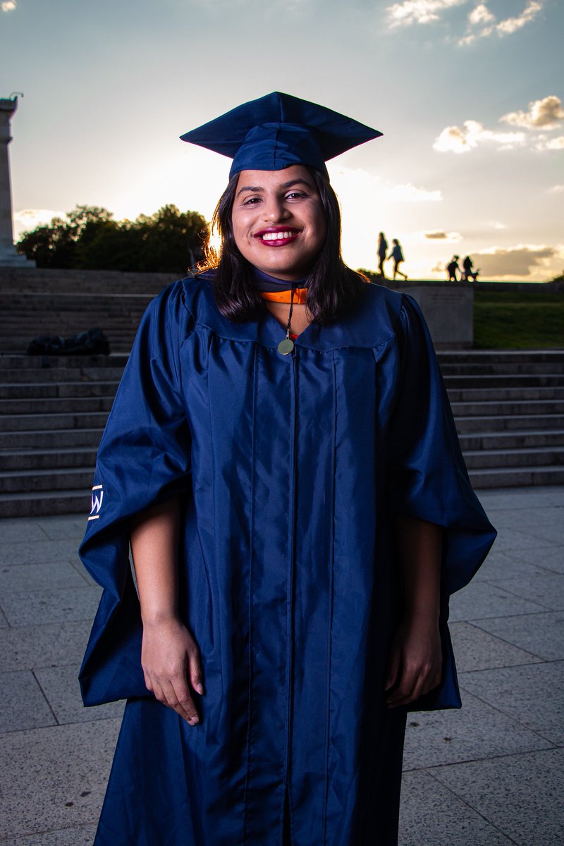 DerreqPlayer's tweet photo. I saw her and her friend having a hard time with grad pics on their phone and offered them a free shoot while I waited for my client. The email she gave me isn’t working and I’d hate for her to not get these photos😭😭. Help me find her Twitter do your thing https://t.co/InLwYyWCPi