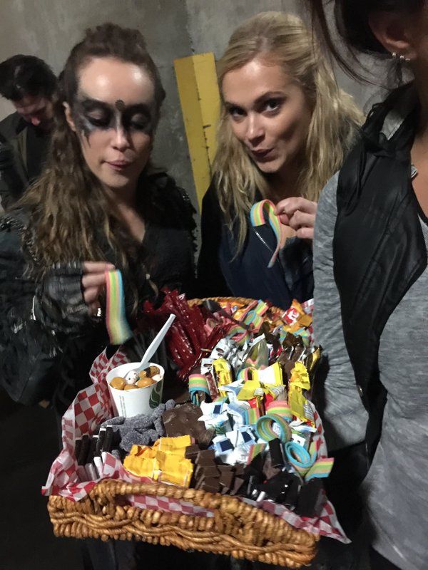 shayaronnie's tweet photo. @alyciadcfangrl @DebnamCarey KANDY KRU! And yes, they chose RAINBOWS. #The100BTS #The100 @MisElizaJane @DebnamCarey https://t.co/3pUYveadZN