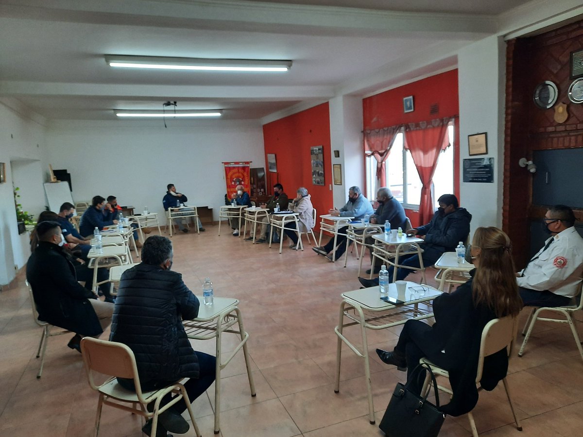 ivantrelew's tweet photo. Hoy algunos Diputados nos reunimos con la Federación de Bomberos de Chubut para analizar los alcances del Proyecto de Ley que impulsan desde varios años. Nos comprometimos a trabajarlo junto a ellos y al Poder Ejecutivo. @JxcChubut @AguileraMAndrea @SebasLopezOk @gadelucia https://t.co/a4NHOYAhS5