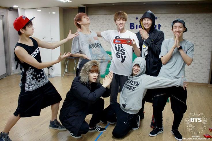 BTS funny poses: a chaotic thread  #BTSARMY  @BTS_twt  #방탄소년단  