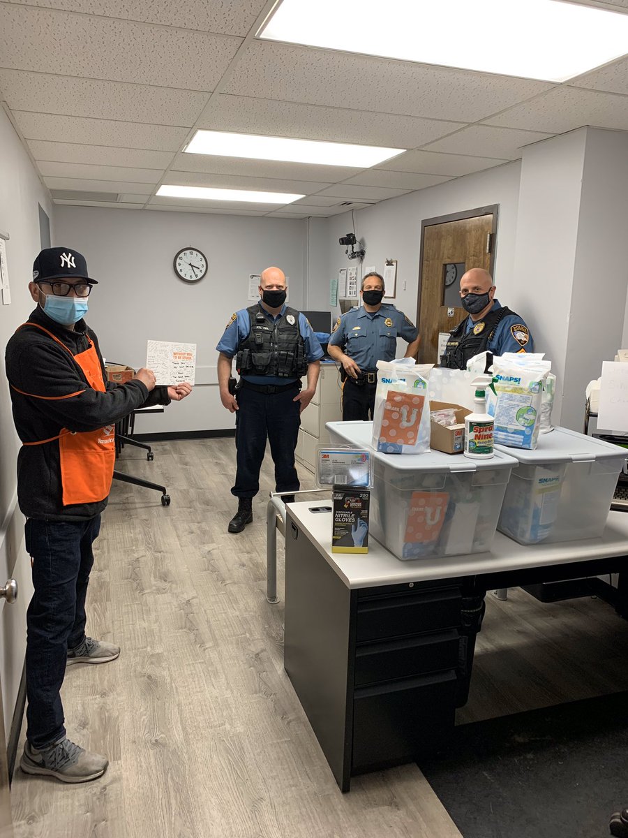 ThdRob's tweet photo. Whatโs Happening? Thanking all of our police men & women who work tirelessly to keep us safe everyday. #Orangeforofficers #Policeweek Thank you ASDS Gita and APM Syed for living our values by creating & delivering 17 gift-bags for the members of the Riverdale Police force. https://t.co/o7nOiJcW5O
