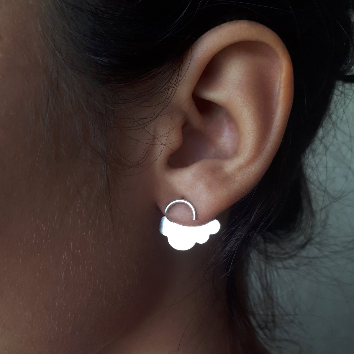 marcyaferreeira's tweet photo. Brinco Nuvem

em prata 950 modelo Ear Jacket, consiste em um brinco 2 em 1 no qual uma parte é fixa na frente e uma outra peça complementa atrás da orelha, entre o lóbulo e a tarraxa. Um encanto, super modermo!

#brinco #earring #earjacket 
#prata #design https://t.co/O4GRxBIacD
