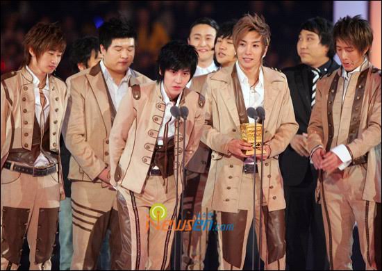 it was 2007, Yesung and Hangeng were 24 when SJ released Dont Don. Yesung ended his radio program on late 2007. SJ recieved 7 awards on Mnet Music Fest, and Disk Bonsang at GDA. They also released Attack on the Pin-Up Boys.