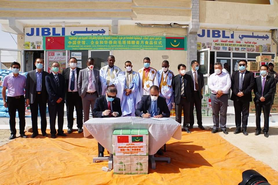 تم تنظيم مراسيم تسليم السلات الغذائية الرمضانية المقدمة من طرف السفارة الصينية والجالية والمؤسسات الصينية إلى ولاية لعصابة وتقدر التبرعات ب ٦.٢٤ طن من المواد الغذائية المتنوعة وحضر هذا النشاط السفير الصيني السيد جانغ جيان قوه ووالي لعصابة وغيرهما من المسؤوليين آخرين .