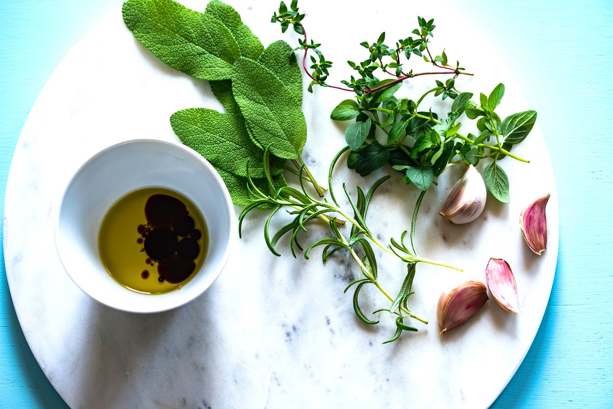 gruenrliving's tweet photo. NEW POST ALERT! #Cookingoils are a delicious way to get #healthyfats, vitamins and minerals, and they can add a lot of depth and flavour. So how do you pick the right #culinaryoils? That’s what we set out to explore. https://t.co/6irlRkU0Kx https://t.co/afVNJMCmZu