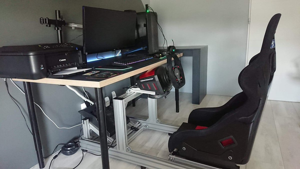 ReeDzEditing's tweet photo. @RomainLanery #SETUPconfinement voilà mon setup confinement , de quoi occuper pas mal mes journées quand y a rien à faire https://t.co/MV132L5klu
