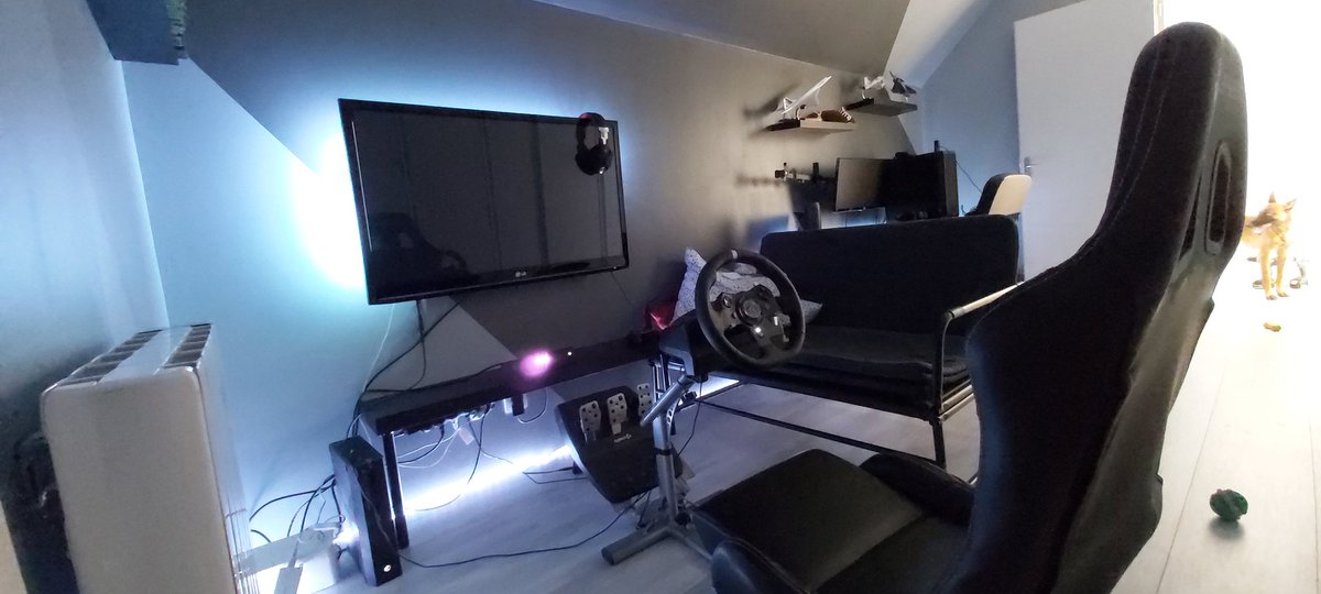 ReeDzEditing's tweet photo. @RomainLanery #SETUPconfinement voilà mon setup confinement , de quoi occuper pas mal mes journées quand y a rien à faire https://t.co/MV132L5klu