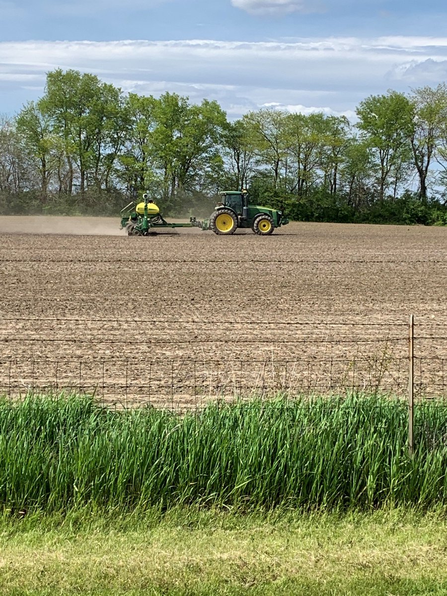 ADMFarmServices's tweet photo. Another #Plant20 update from Grain Origination Specialist, Charlotte Metz. "Pictured is Central Illinois producer, Jason Lubich, finishing up one of his last fields of #Plant2020. Overall, the region is roughly 75% planted."
How far along are you in #plantingprogress? https://t.co/DIyuZVWZdb
