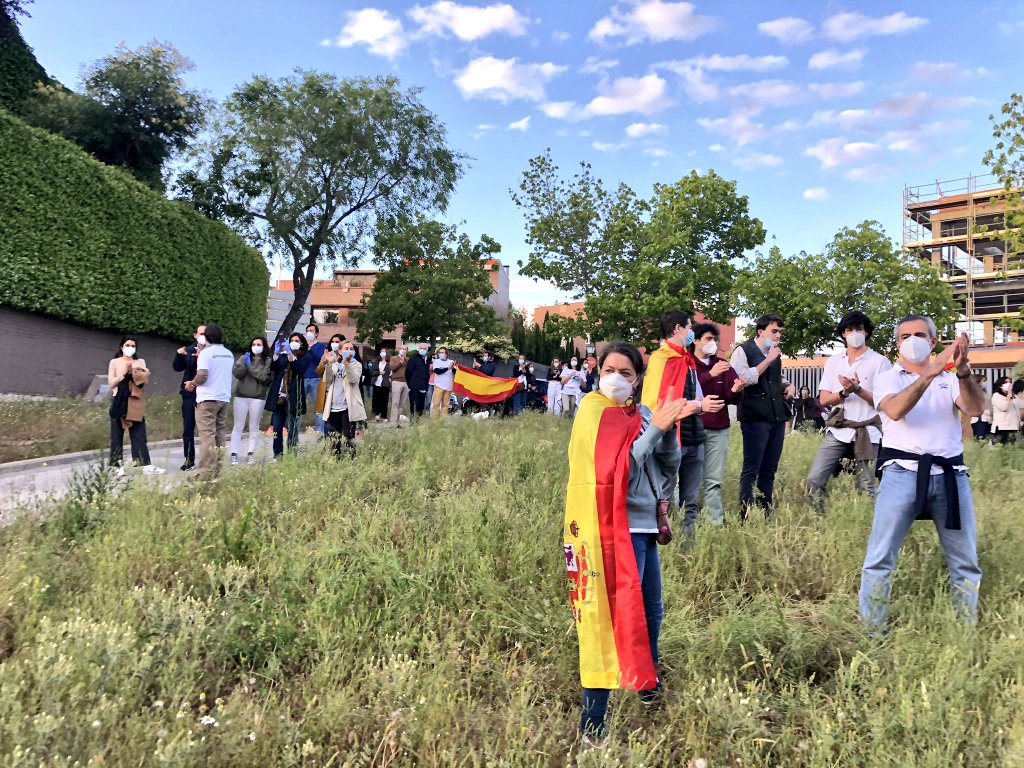 vox_es's tweet photo. Miles de españoles han participado hoy en la #Cacerolada21h en distintos puntos de España y el 23 de mayo lo harán en la caravana #FaseLibertad

Los españoles se ponen en pie contra el #GobiernoGranHermano del paro y la miseria 💪🇪🇦 https://t.co/vVcHwdfjDh
