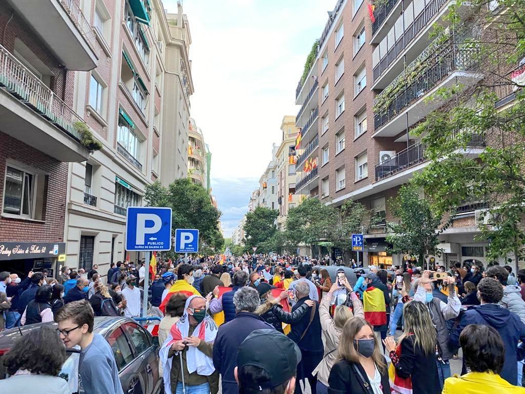 vox_es's tweet photo. Miles de españoles han participado hoy en la #Cacerolada21h en distintos puntos de España y el 23 de mayo lo harán en la caravana #FaseLibertad

Los españoles se ponen en pie contra el #GobiernoGranHermano del paro y la miseria 💪🇪🇦 https://t.co/vVcHwdfjDh