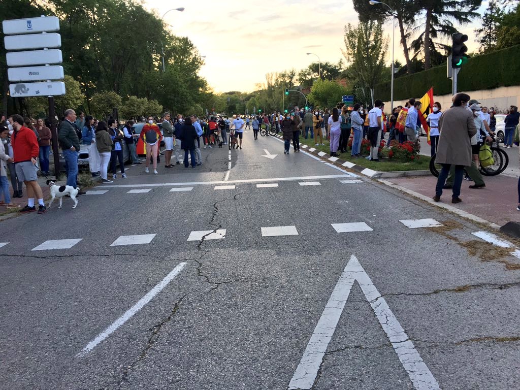 vox_es's tweet photo. Miles de españoles han participado hoy en la #Cacerolada21h en distintos puntos de España y el 23 de mayo lo harán en la caravana #FaseLibertad

Los españoles se ponen en pie contra el #GobiernoGranHermano del paro y la miseria 💪🇪🇦 https://t.co/vVcHwdfjDh