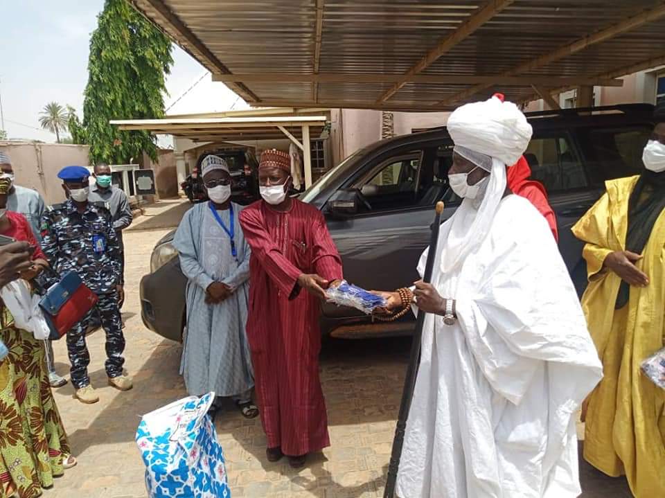 GombeState's tweet photo. 13th May, 2020

Gombe flags-off free distribution of face masks 

The Gombe state Task force on covid 19 has commenced the distribution of face masks across 114 wards of the state as part of measures to curtail the spread of the dreaded coronavirus. https://t.co/beI2A5aJYc
