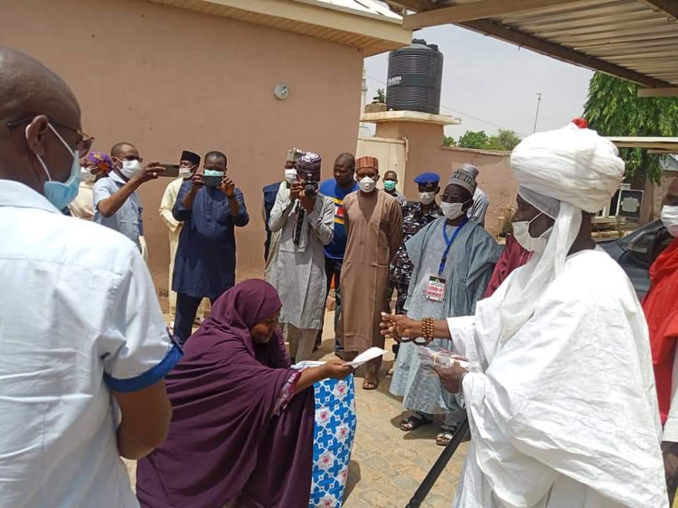 GombeState's tweet photo. 13th May, 2020

Gombe flags-off free distribution of face masks 

The Gombe state Task force on covid 19 has commenced the distribution of face masks across 114 wards of the state as part of measures to curtail the spread of the dreaded coronavirus. https://t.co/beI2A5aJYc