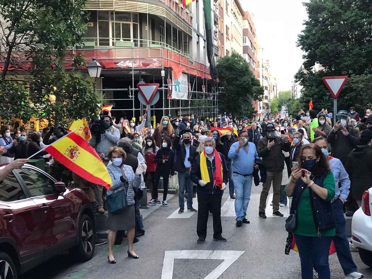 PastoriFiligran's tweet photo. La empleadora que te paga 600 euros como interna, el casero que te echó para alquilar el piso en b&amp;b, y el dueño del restaurante que nunca has visto y que te da de alta 4  horas de las 10 que trabajas han salido a la calle a exigir libertad para seguir explotándote. https://t.co/5PdtrBae7R